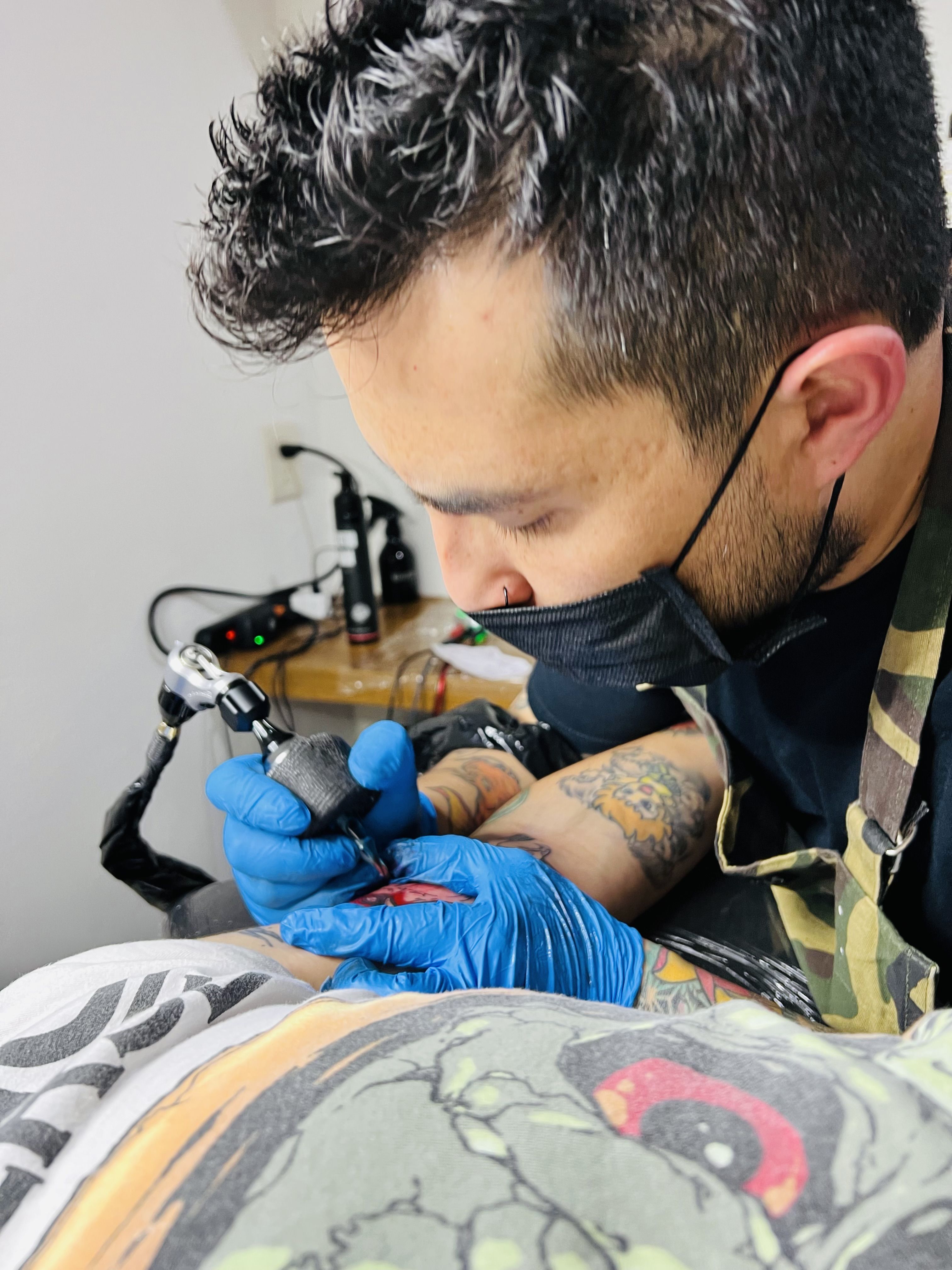NaNo diseñando un tatuaje