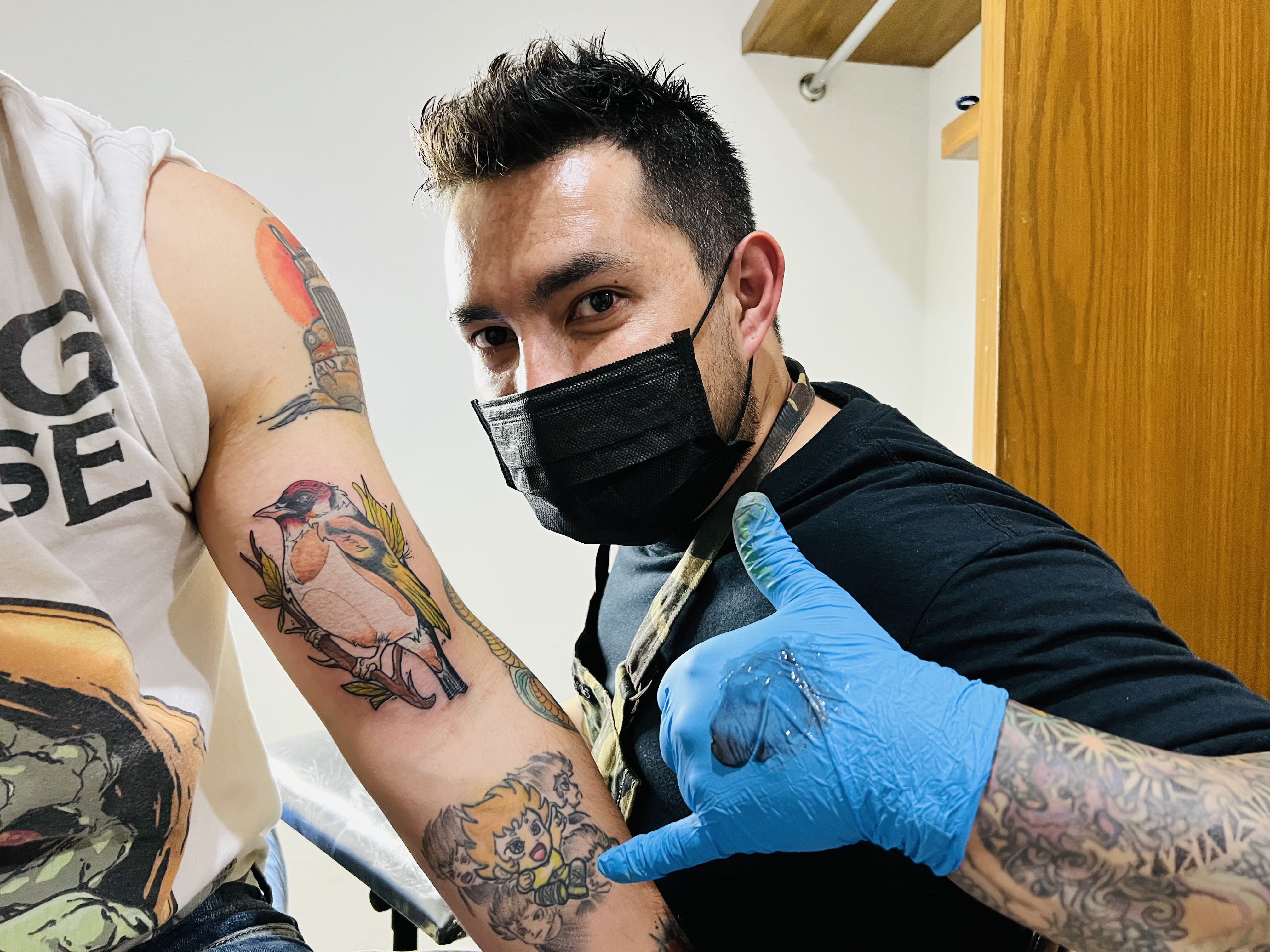 NaNo trabajando en un mural